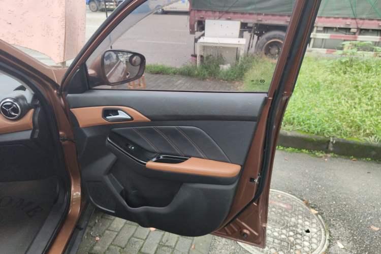 Used BAIC Senova X35 2016 1.5L Automatic Luxury Edition Right Front Door Interior