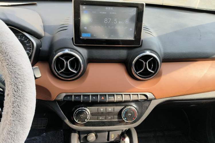 Used BAIC Senova X35 2016 1.5L Automatic Luxury Edition Audio And AC Panel