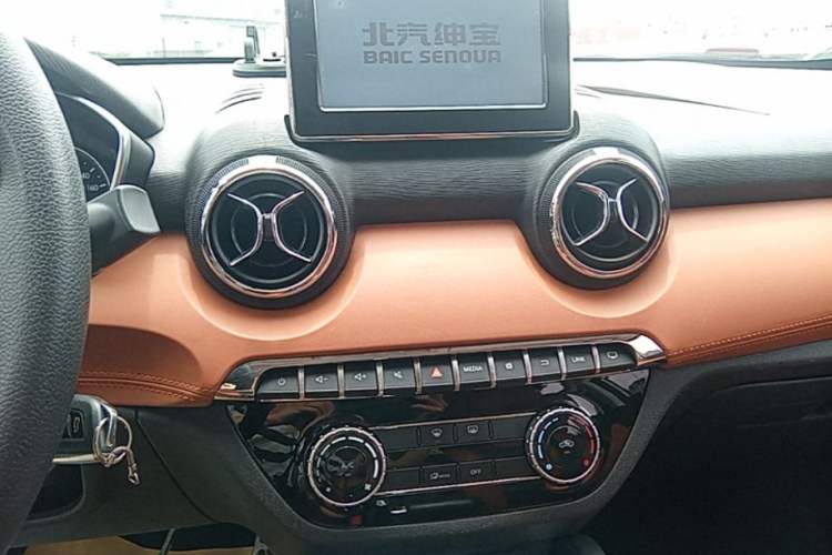 Used BAIC Senova X35 2016 1.5L Automatic Luxury Edition Audio And AC Panel