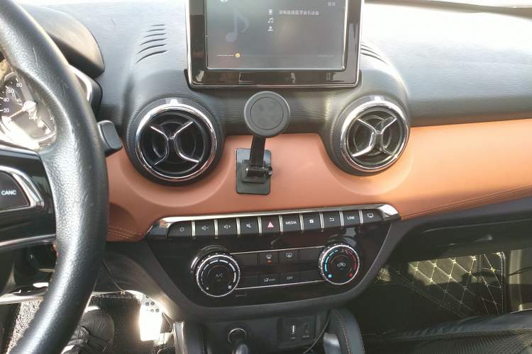 Used BAIC Senova X35 2016 1.5L Automatic Luxury Edition Audio And AC Panel
