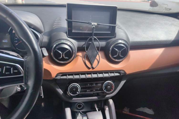 Used BAIC Senova X35 2016 1.5L Automatic Luxury Edition Audio And AC Panel
