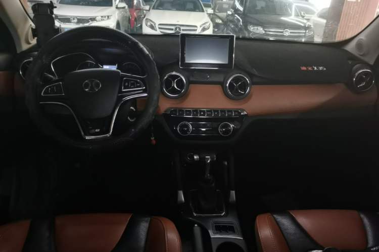 Used BAIC Senova X35 2016 1.5L Automatic Luxury Edition Center Console