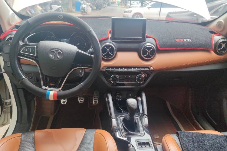 Used BAIC Senova X35 2016 1.5L Manual Luxury Edition Center Console