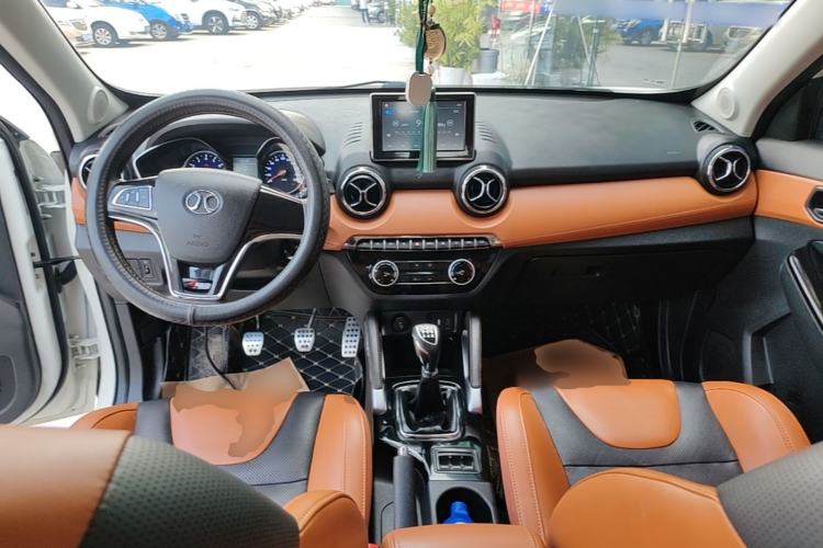 Used BAIC Senova X35 2016 1.5L Manual Luxury Edition Center Console