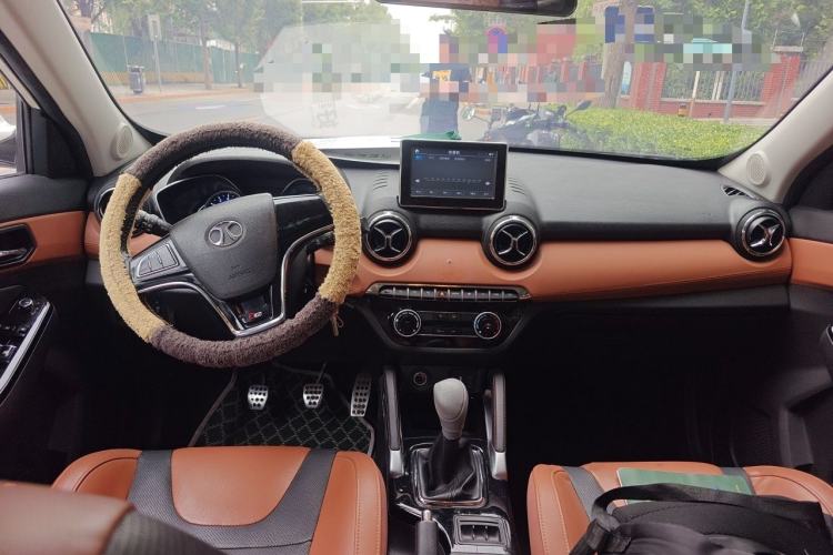 Used BAIC Senova X35 2016 1.5L Manual Luxury Edition Center Console