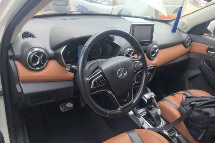 Used BAIC Senova X35 2016 1.5L Automatic Luxury Edition Center Console