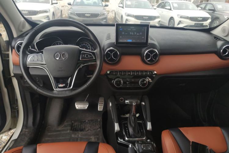 Used BAIC Senova X35 2016 1.5L Automatic Prestige Edition Center Console