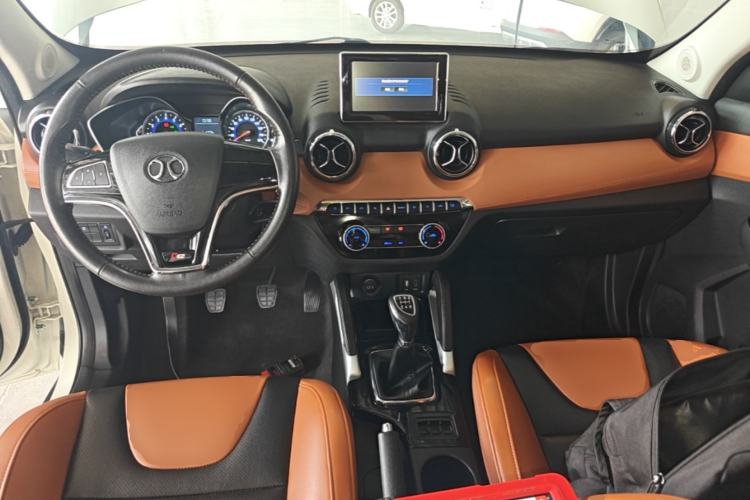 Used BAIC Senova X35 2016 1.5L Manual Luxury Edition Center Console