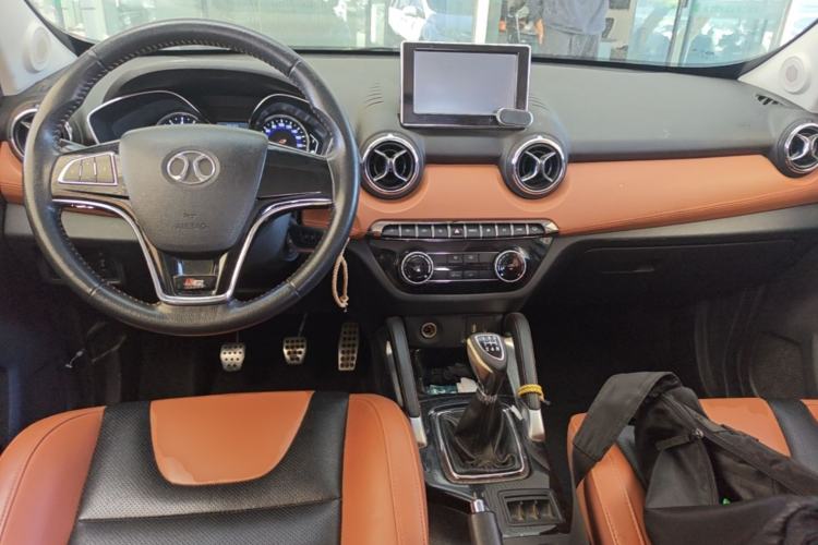 Used BAIC Senova X35 2016 1.5L Manual Luxury Edition Center Console