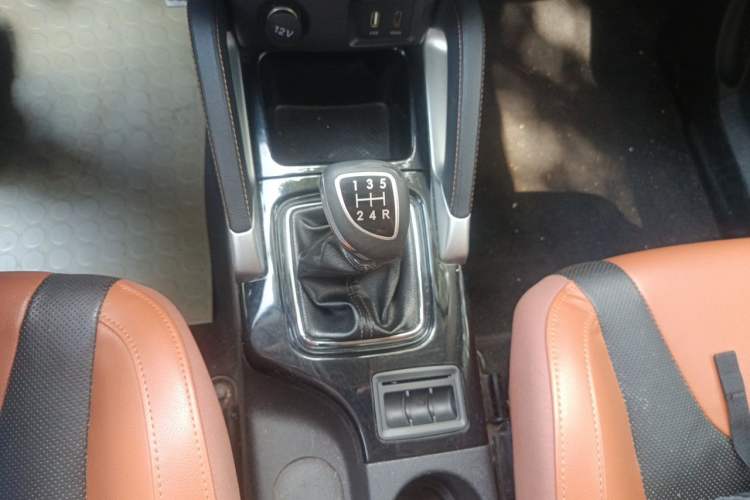 Used BAIC Senova X35 2016 1.5L Manual Luxury Edition Gear Lever