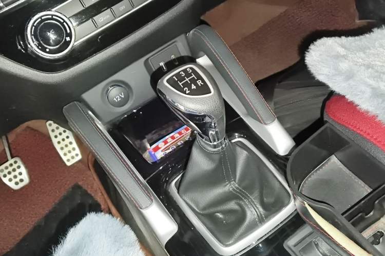 Used BAIC Senova X35 2016 1.5L Manual Elite Edition Gear Lever