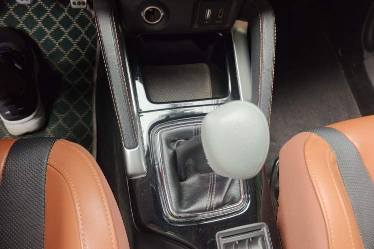 Used BAIC Senova X35 2016 1.5L Manual Luxury Edition Gear Lever