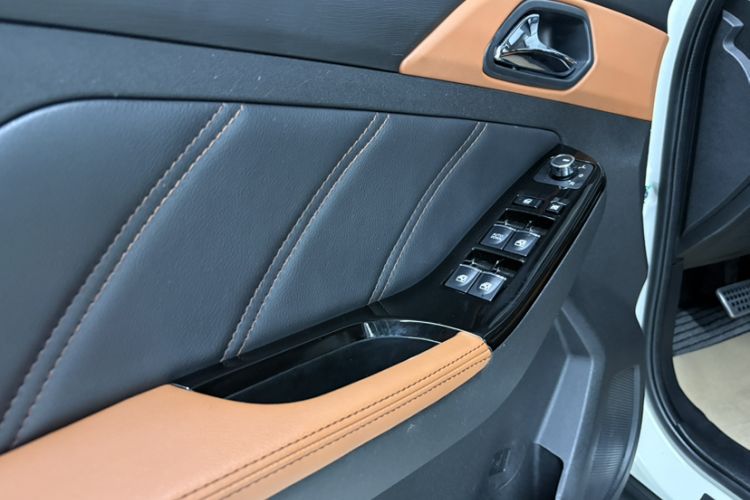 Used BAIC Senova X35 2016 1.5L Automatic Luxury Edition Interior 6