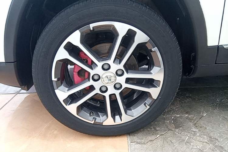 Used BAIC Senova X35 2016 1.5L Automatic Luxury Edition Left Front Wheel Hub