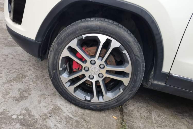 Used BAIC Senova X35 2016 1.5L Automatic Luxury Edition Left Front Wheel Hub