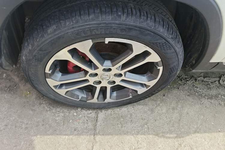 Used BAIC Senova X35 2016 1.5L Automatic Luxury Edition Left Front Wheel Hub