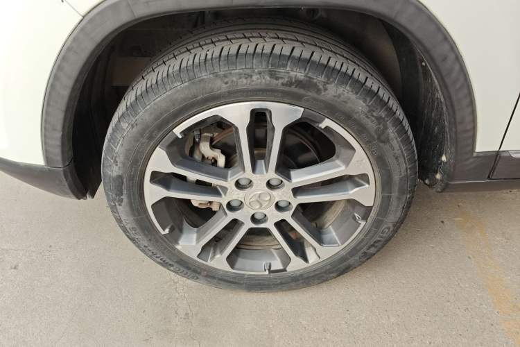 Used BAIC Senova X35 2016 1.5L Automatic Luxury Edition Left Front Wheel Hub