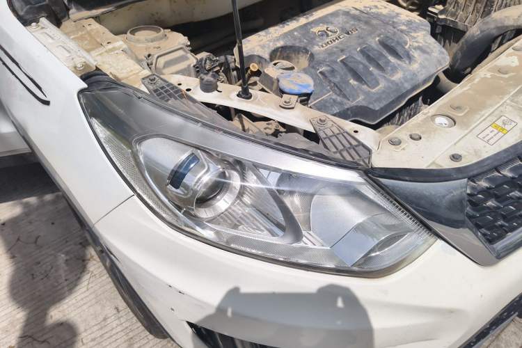 Used BAIC Senova X35 2016 1.5L Automatic Luxury Edition Right Front Headlight