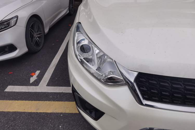 Used BAIC Senova X35 2016 1.5L Automatic Elite Edition Right Front Headlight