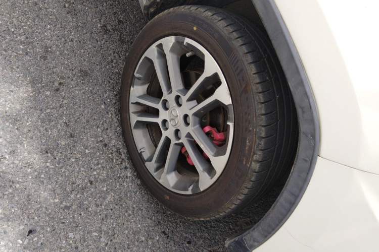 Used BAIC Senova X35 2016 1.5L Automatic Prestige Edition Right Front Wheel Hub