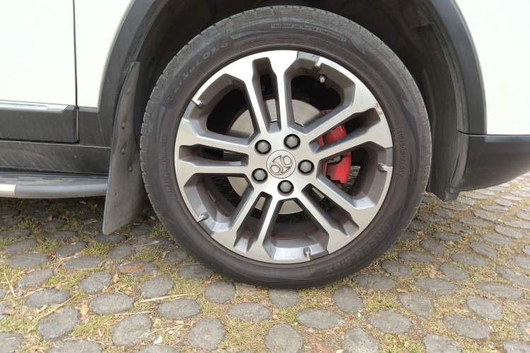 Used BAIC Senova X35 2016 1.5L Automatic Luxury Edition Right Front Wheel Hub
