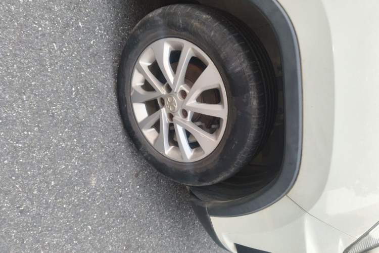 Used BAIC Senova X35 2016 1.5L Manual Elite Edition Right Front Wheel Hub
