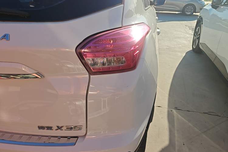 Used BAIC Senova X35 2016 1.5L Automatic Luxury Edition Right Rear Taillight
