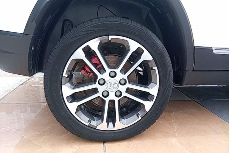 Used BAIC Senova X35 2016 1.5L Automatic Luxury Edition Right Rear Wheel Hub