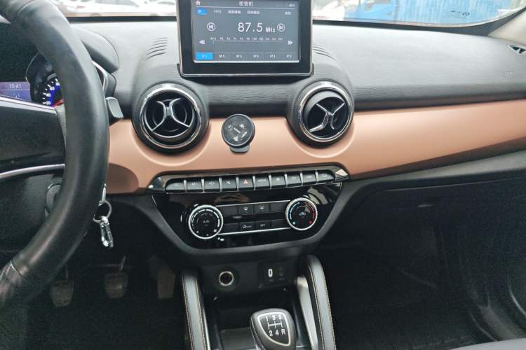 Used BAIC Senova X35 2016 1.5L Manual Elite Edition Audio And AC Panel