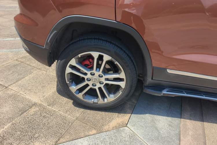 Used BAIC Senova X35 2016 1.5L Automatic Luxury Edition Right Rear Wheel Hub
