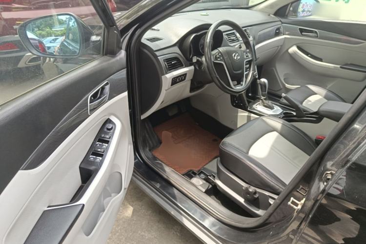 Used BAIC Senova X55 2016 1.5T CVT Elite Edition Driver Seat