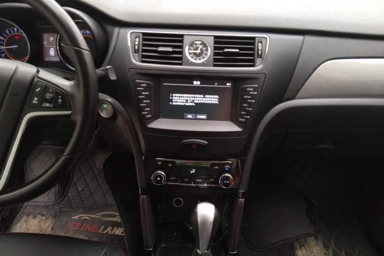 Used BAIC Senova X55 2016 1.5T CVT Elite Edition Audio And AC Panel