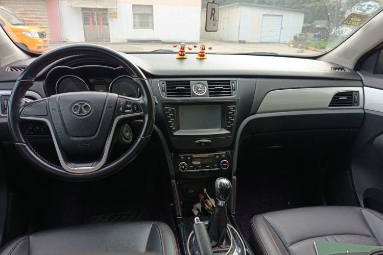 Used BAIC Senova X55 2016 1.5L Manual Elite Edition Center Console