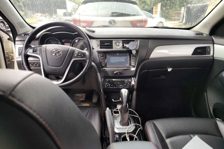 Used BAIC Senova X55 2016 1.5T CVT Luxury Edition Center Console