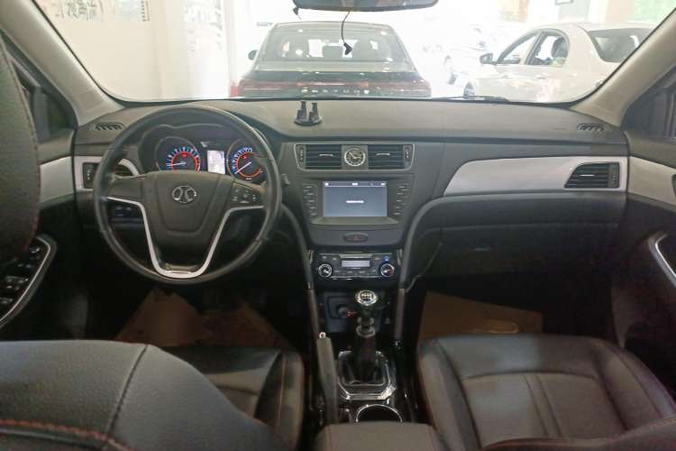 Used BAIC Senova X55 2016 1.5T Manual Elite Edition Center Console