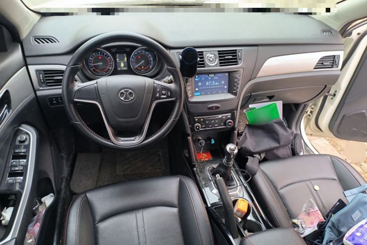 Used BAIC Senova X55 2016 1.5T Manual Elite Edition Center Console