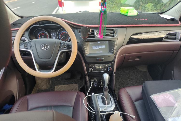 Used BAIC Senova X55 2016 1.5T CVT Elite Edition Center Console