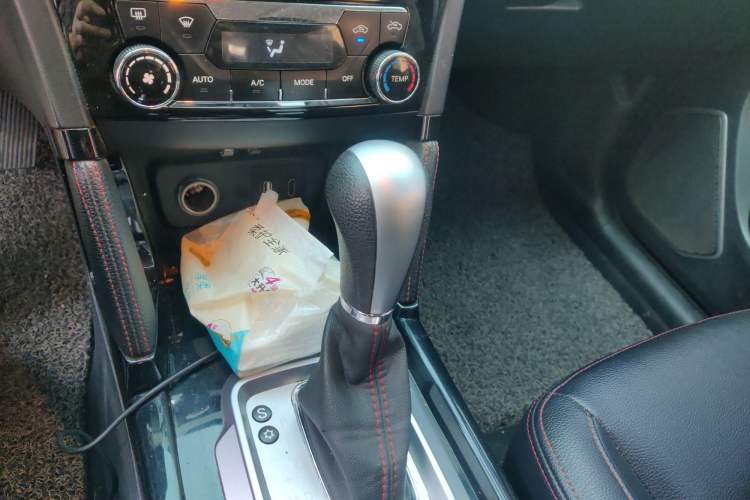 Used BAIC Senova X55 2016 1.5T CVT Elite Edition Gear Lever