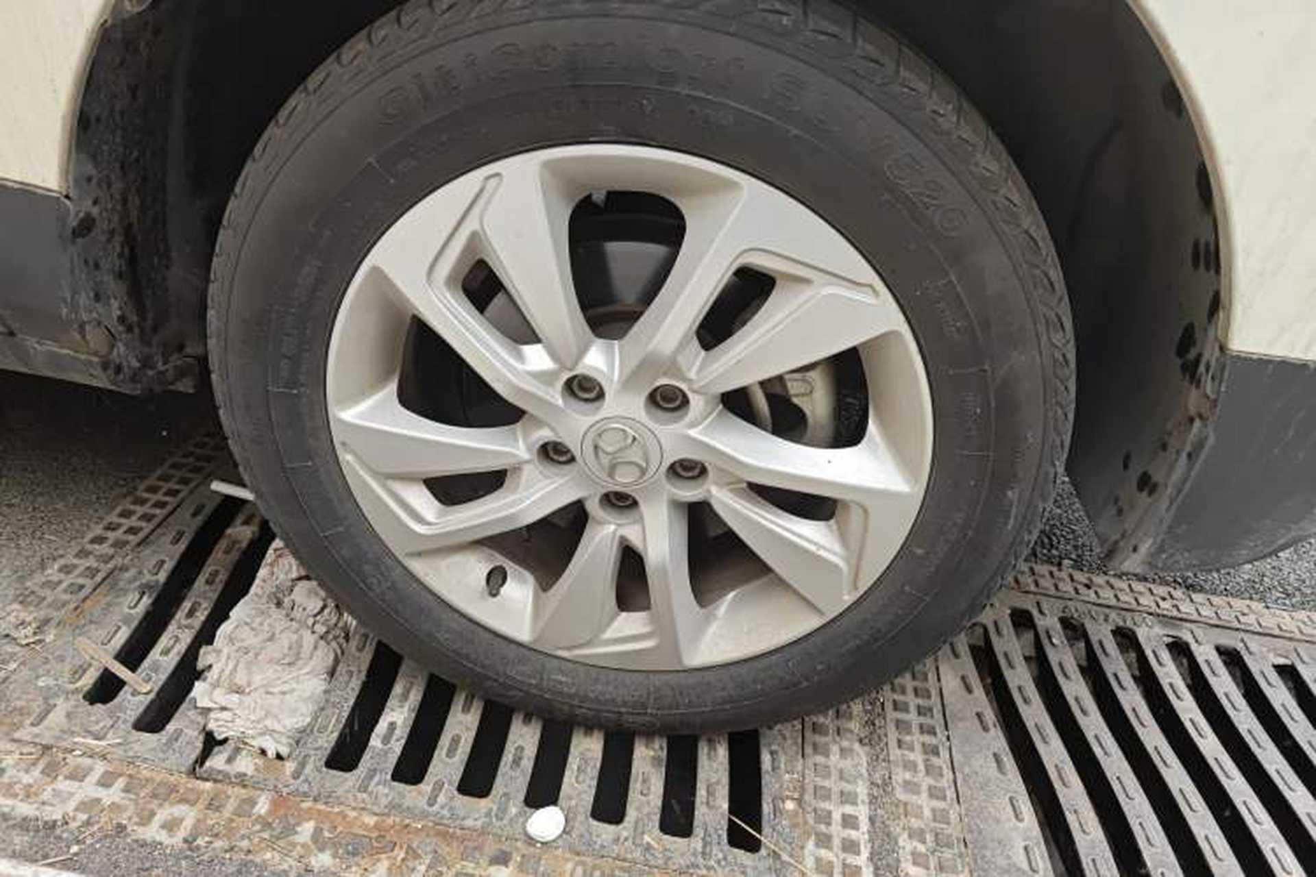 Used BAIC Senova X55 2016 1.5T manual comfort version Right Front Wheel Hub