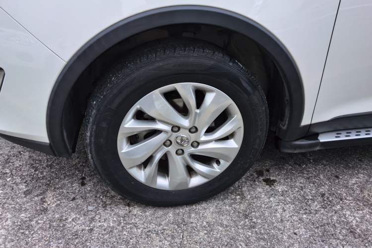Used BAIC Senova X65 2015 2.0T automatic comfort version Left Front Wheel Hub