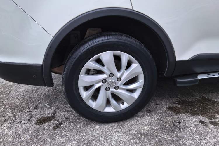 Used BAIC Senova X65 2015 2.0T automatic comfort version Right Rear Wheel Hub