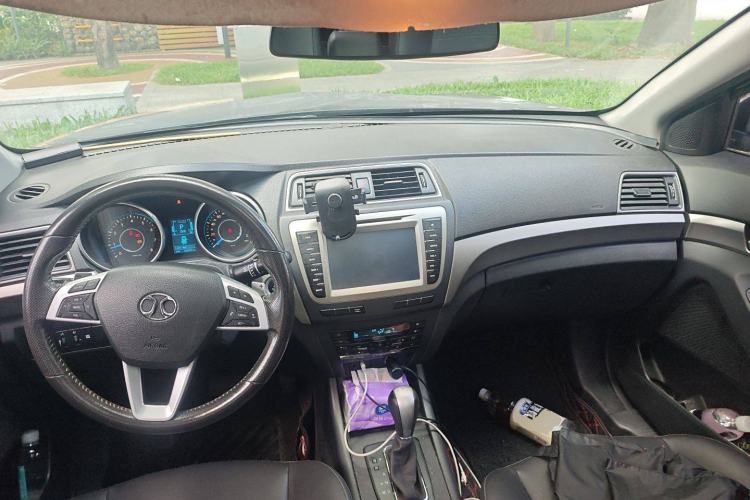 Used BAIC Senova X65 2015 2.0T Automatic Elite Model Center Console
