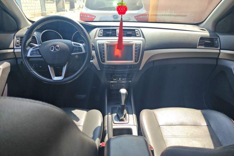 Used BAIC Senova X65 2015 2.0T Automatic Elite Model Center Console