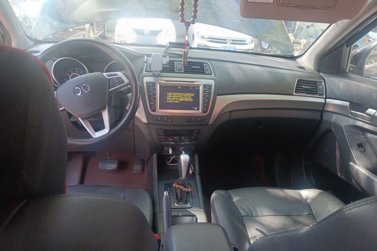 Used BAIC Senova X65 2015 2.0T Automatic Elite Model Center Console