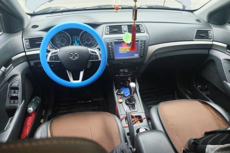 Used BAIC Senova X65 2015 2.0T Automatic Elite Model Center Console