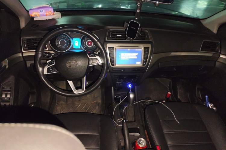Used BAIC Senova X65 2015 2.0T Automatic Elite Model Center Console