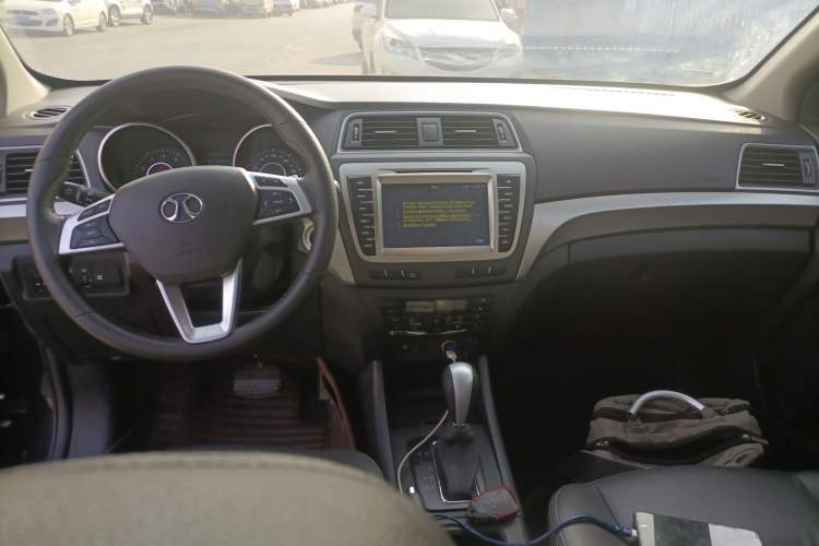 Used BAIC Senova X65 2015 2.0T Automatic Elite Model Center Console
