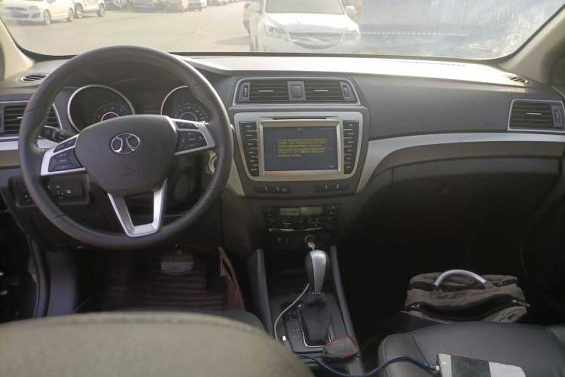 Used BAIC Senova X65 2015 2.0T Automatic Elite Model Center Console