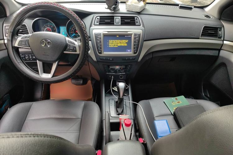 Used BAIC Senova X65 2015 2.0T Automatic Elite Model Center Console