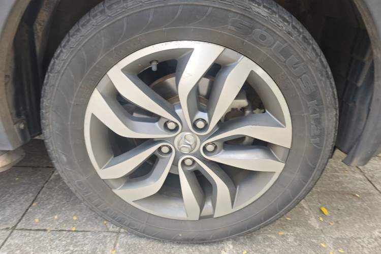 Used BAIC Senova X65 2015 2.0T Automatic Elite Model Right Front Wheel Hub